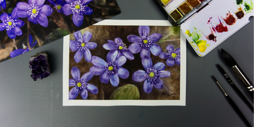 akvarellmaal sinililledega koos akvarellvärvide ja lillefotoga