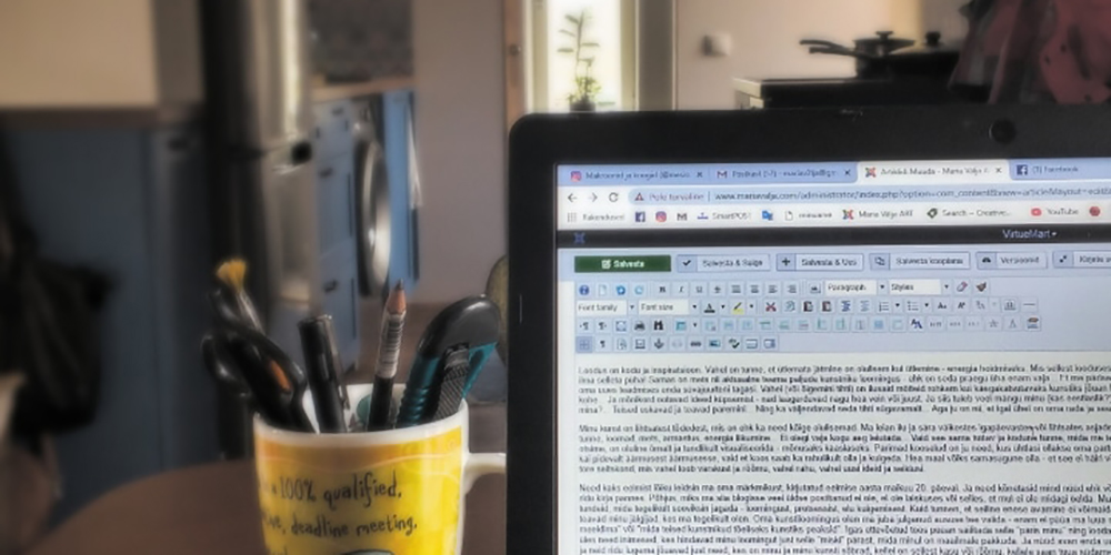 Arvuti koos pooliku blogipostitusega, topsi sees pliiatsid, Maria Välja kodu.