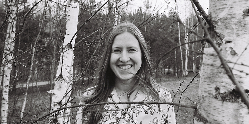 Kunstnik Maria Välja mustvalge portree kaskede vahel metsas