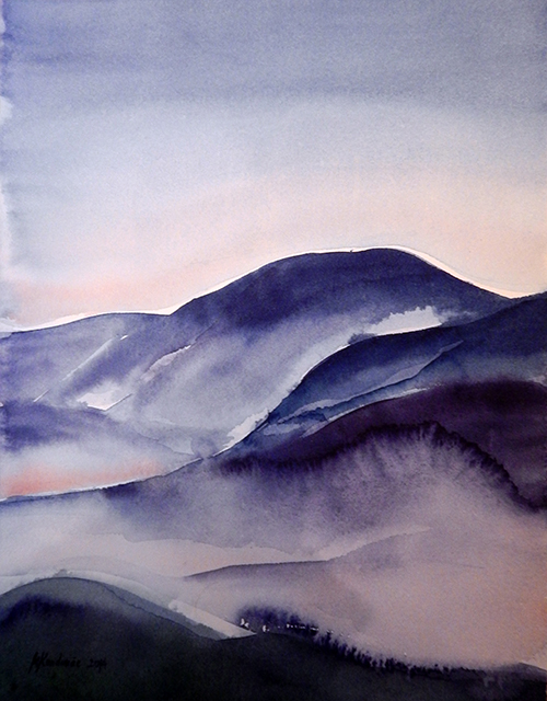 Erinevates sinistes toonides sume akvarellmaal mägedest udus. Maria Välja akvarellmaal raamis.