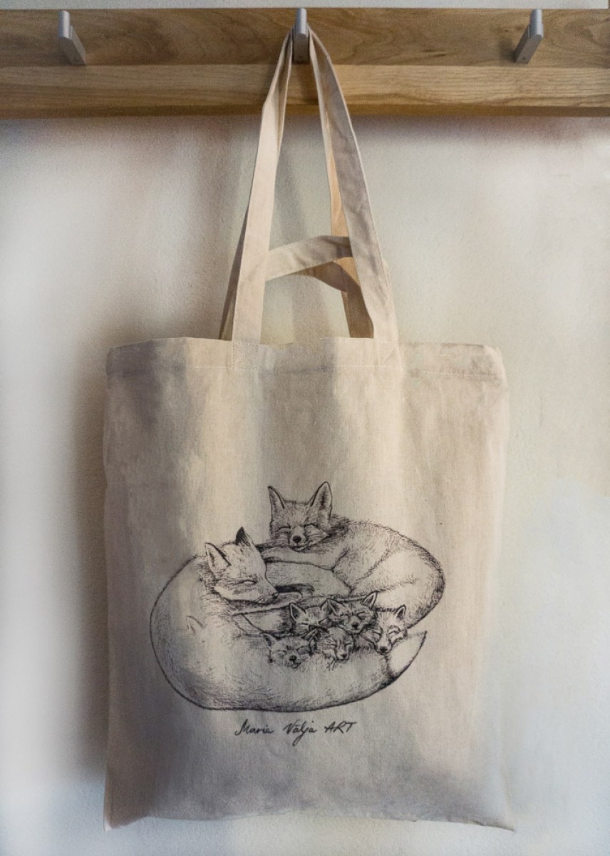 kandekott kaisus magavate rebastega mustvalge