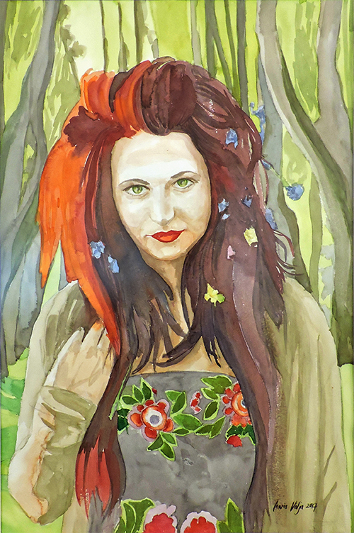 Punakaspruunide juustega naise portree, kellel on lilled juustes ja kleidi peal, heleroheliste lehtedega puude taustal. Maria Välja akvarellmaal.